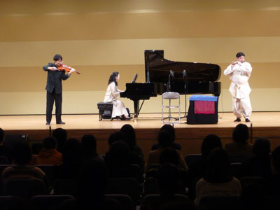 バイオリンとピアノと笛のコラボ!